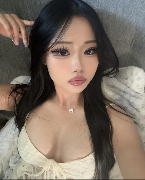 Thumbnail Round tits with an attitude by abgsnowing