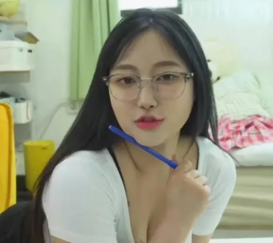 Thumbnail Seeking Help: Find Her in SauceforNSFWads by extrememod