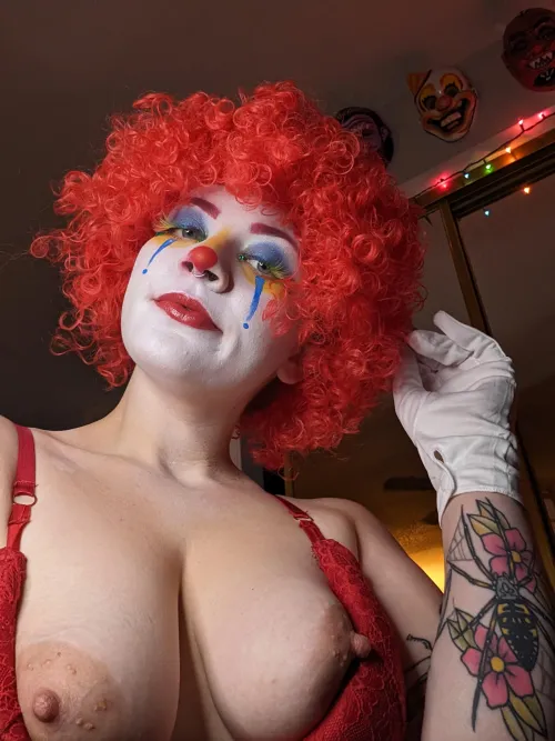 Thumbnail KinkeeKlown Prefers Not to Go Swimming on the First Date on OnlyFans