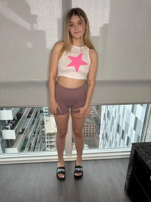 Thumbnail Zllimpat Celebrates Love for Her Curves in Croptop Style
