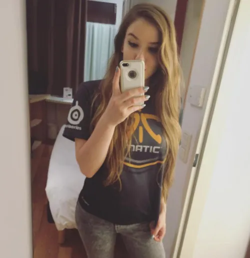 Thumbnail SluttyTitsGamerGirl's Famous Stunt: Bouncing Sensations Revealed