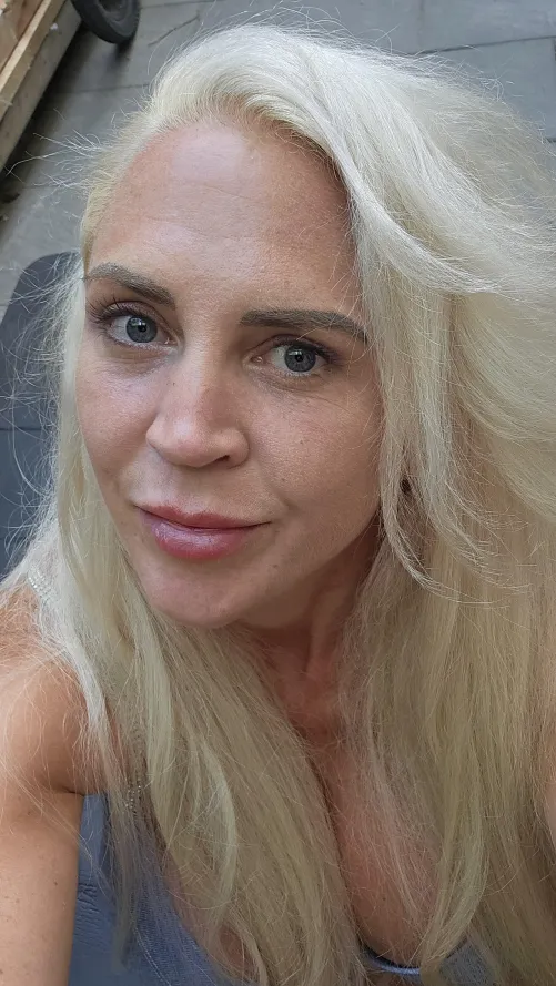 Thumbnail MILFKathy's Morning Greeting: A 60yo MILF Spreads Positivity