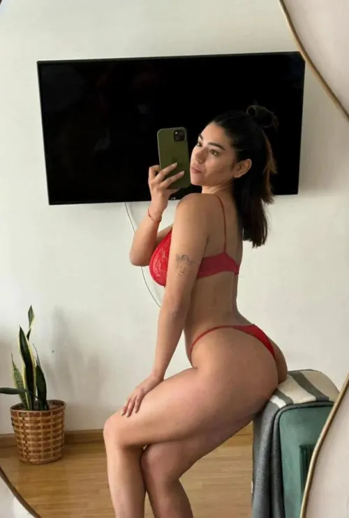 Thumbnail Fantasy-Inducing Body: Famous-APPs-'s MirrorSelfie Appeal