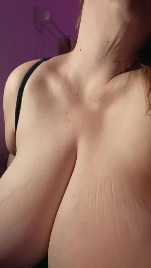 Thumbnail Cleavage for Daysss by elizabethjanee22 | OnlyFans101