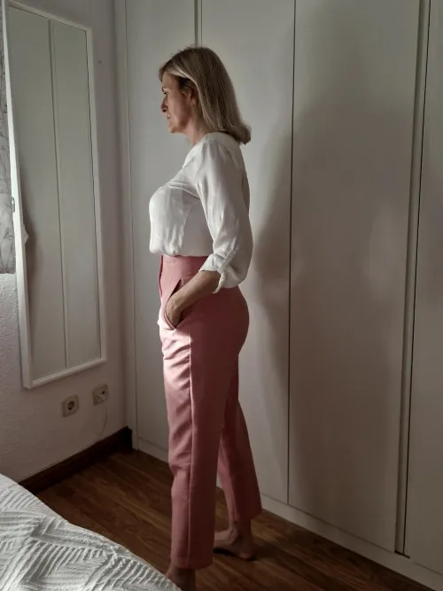 Thumbnail Sophyna Embodies 'Classy Mature' Aesthetics in 2busty2hide