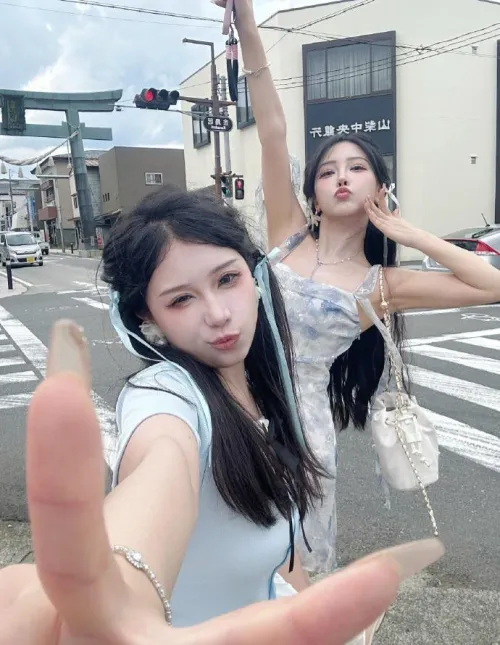 Thumbnail Position Preference: leonJamo's Playful Inquiry in realasians