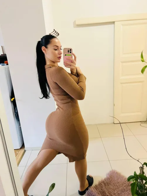 Thumbnail looonykat Shows Off Her Perfect Curves in a Stunning Dress