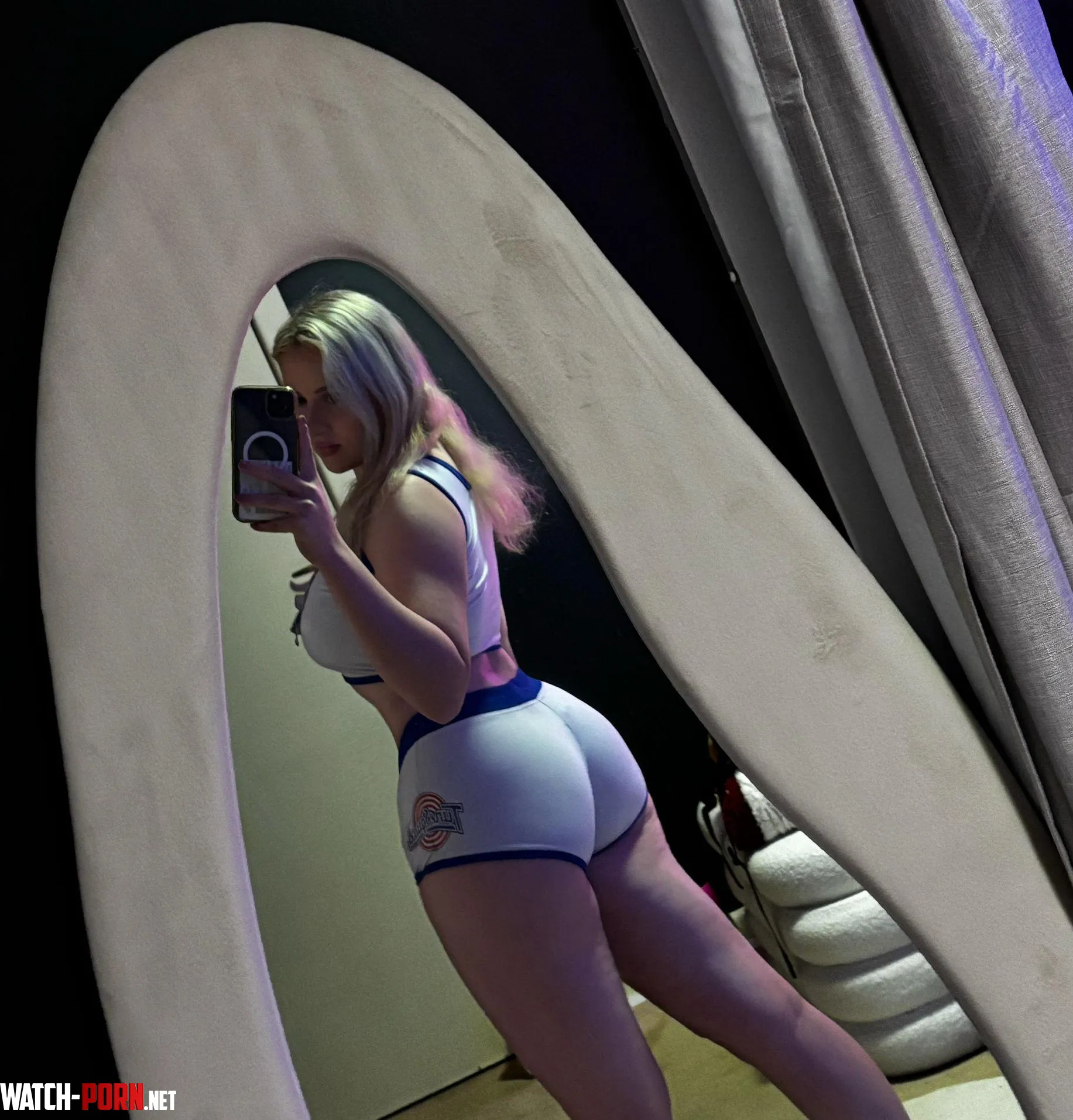 hows my ass look from back there  by warmhelen