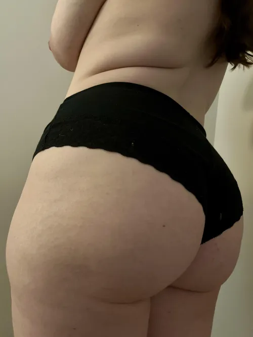 Thumbnail Dizzy_Star_6265's Ready to Take a Seat: Embracing Chubby Beauty