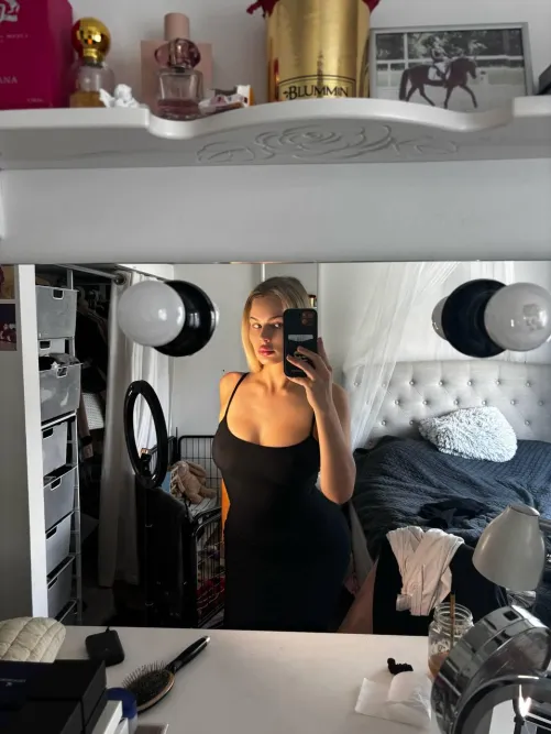 Thumbnail Naomixbby's Desire for Comfort - A Tightdress Affection 