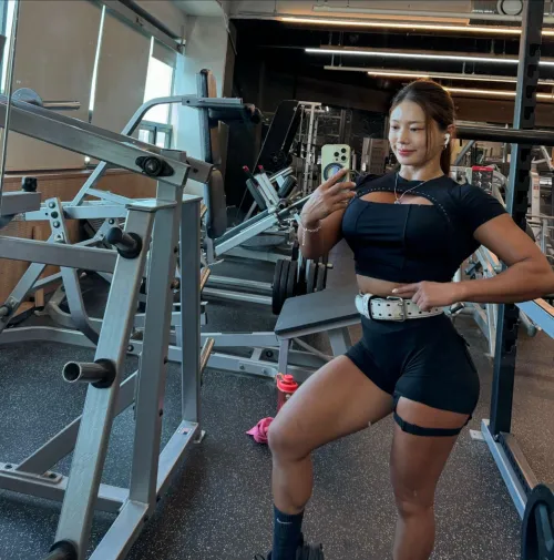 Thumbnail Broad Shoulders: Embracing Strength and Curves | figurephilosopher