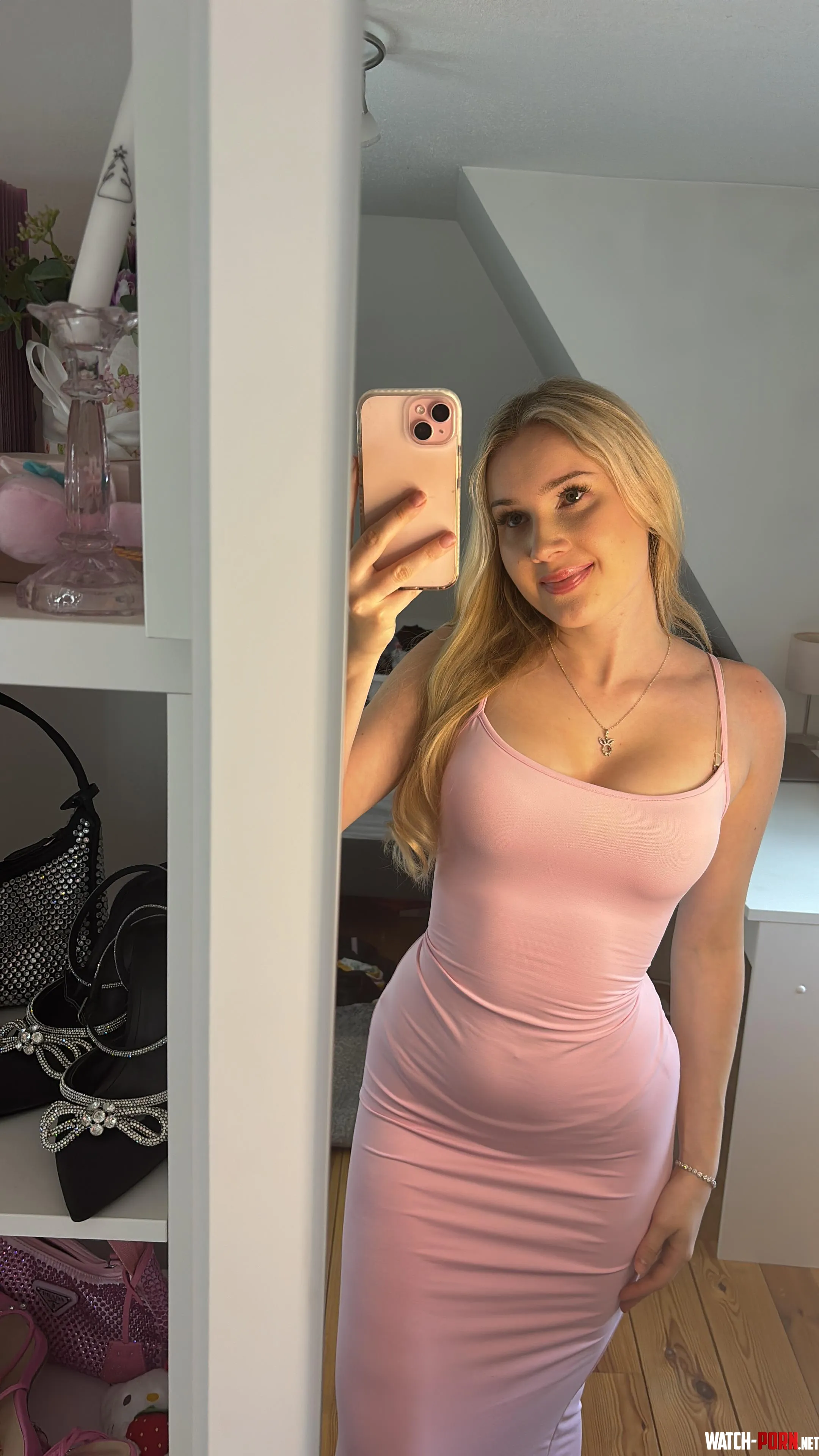 What do you think of this mirror pic by kiaralhillxo