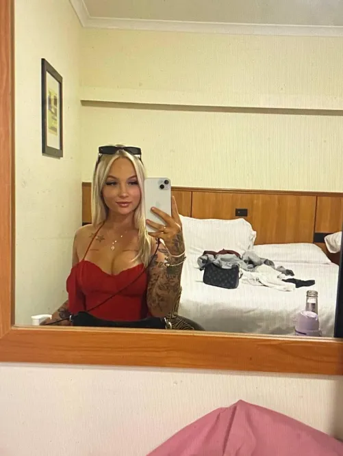Thumbnail KnappSylvia's Personal Mirror Selfie: Reflective Moments