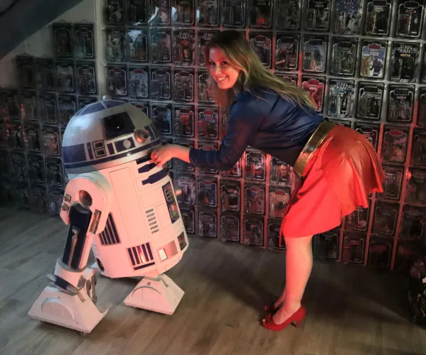 Thumbnail Mesmerizing Leia Transformation: Material-Shelter-289's SuperLeia Cosplay