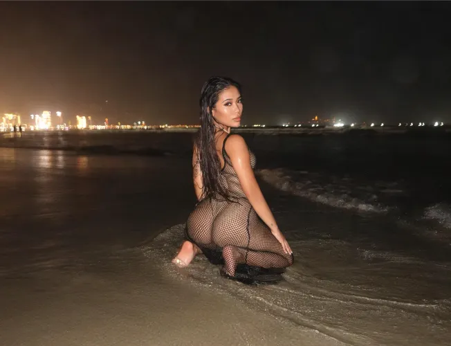 Thumbnail Will You Make Out with Me on the Beach? - Moraigne's Invitation