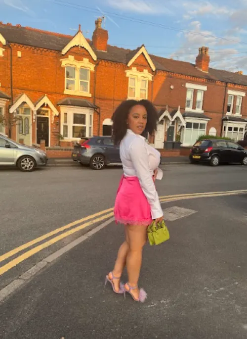 Thumbnail balancePonit Questions: 'Am I Amazing with This Outfit?'