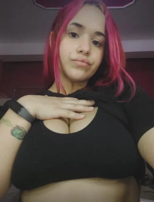 Thumbnail Provocative Offer: Removing My Bra - onlyfansgirls101