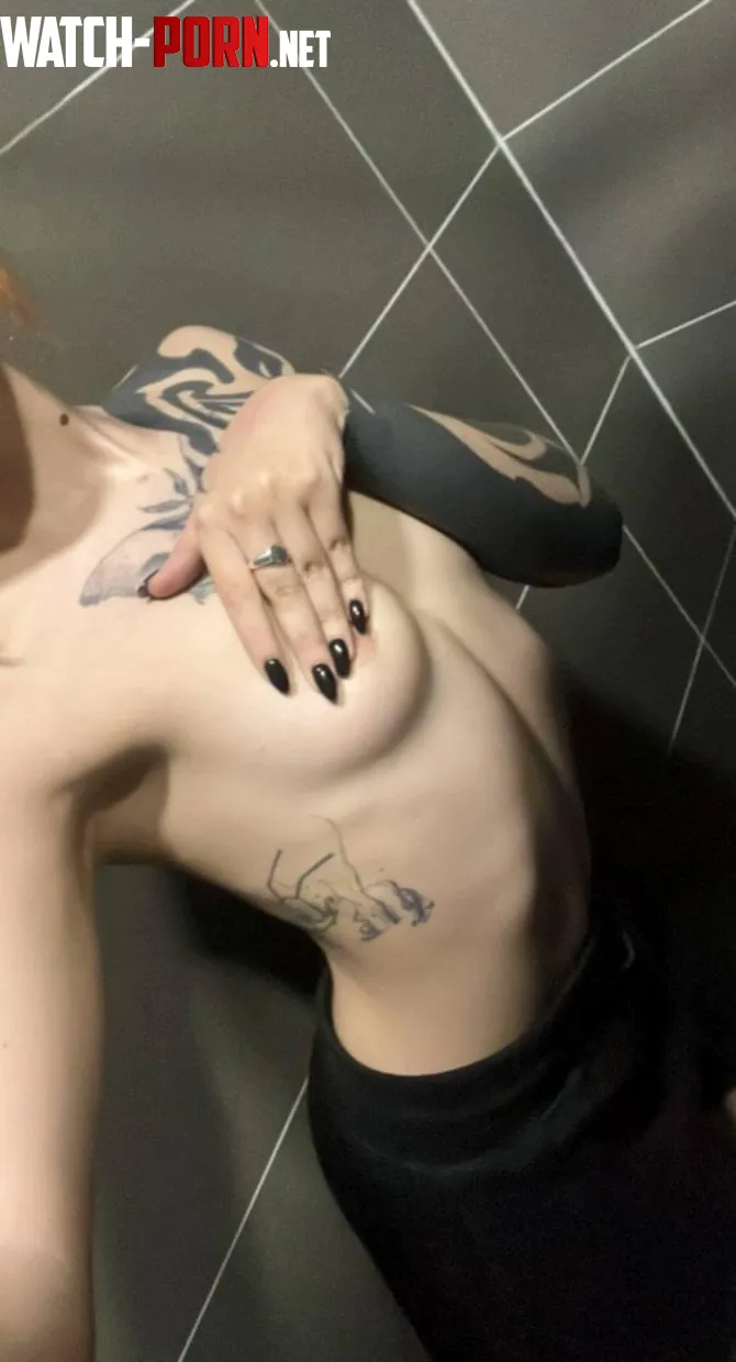 Need someone to switch hands with by SugarWaifuuXoXo