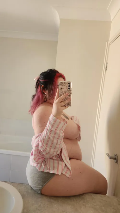 Thumbnail Youthful Confidence: Serving Tricks at 20F | squishyanineslxt