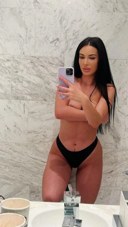 Thumbnail Unveiling Petite Body Confidence in Mirror Selfies | secretantonia