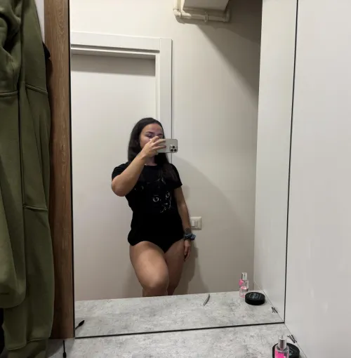 Thumbnail Join the conversation on slutsofsnapchat: quadsqueen wants to know if you like thick thighs
