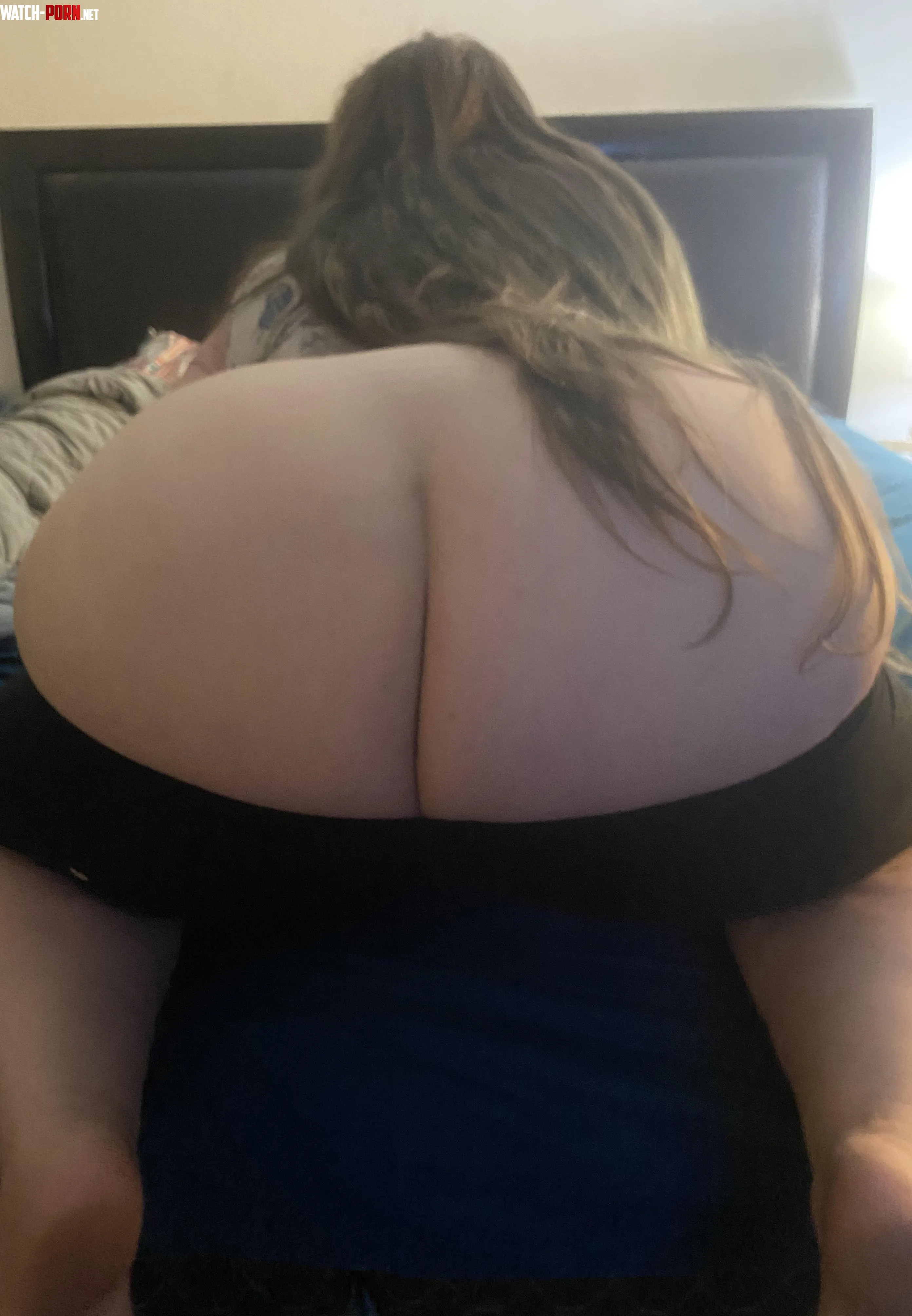 Mommy is spilling out of her leggings  by JosiexoBby
