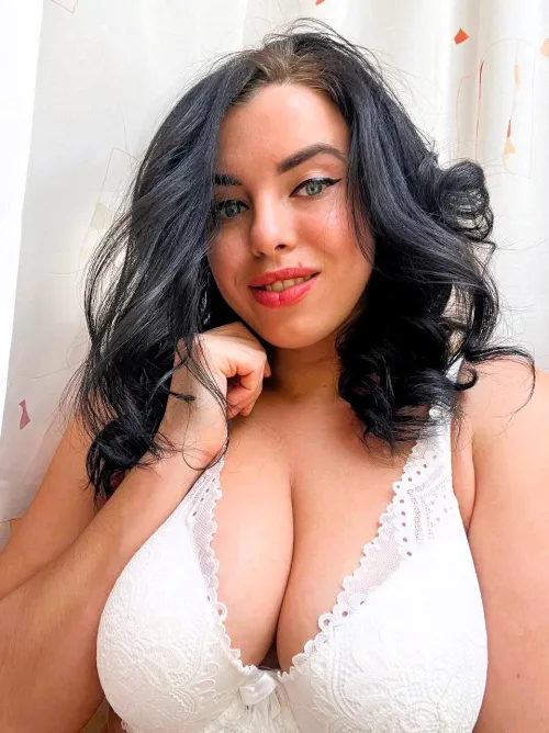 Thumbnail Unveiling the Max Size of Cleavage: A Close Encounter with ClaimbLily