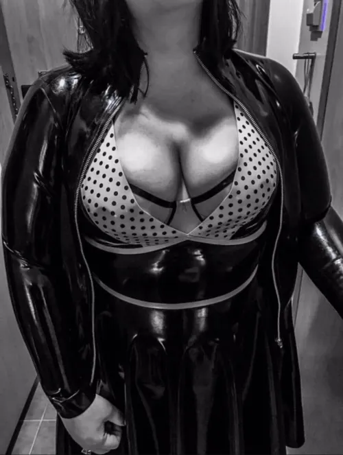 Thumbnail Misslatexangel's BBW Experience: Curves that Command Attention
