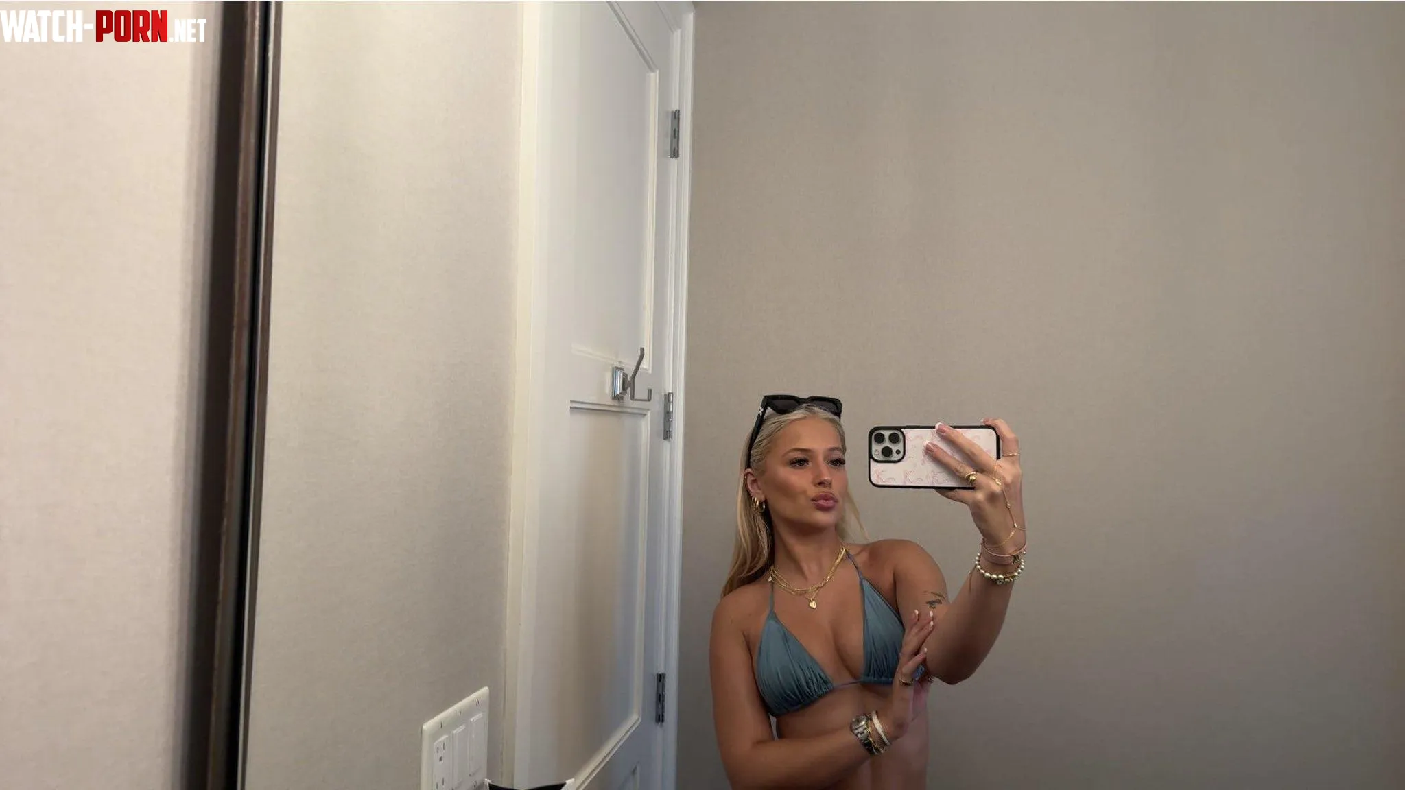 A mirror shot that will probably make your day by cozyeuphoric