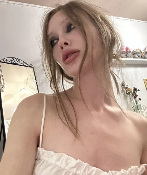 Thumbnail Discover a Total Babe Who Will Drop Your Jaw by Karellylinda - TotalBabes