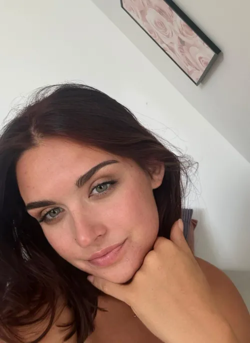 Thumbnail Bringing Brunette Vibes: A Great Start to the Week | againstforemast