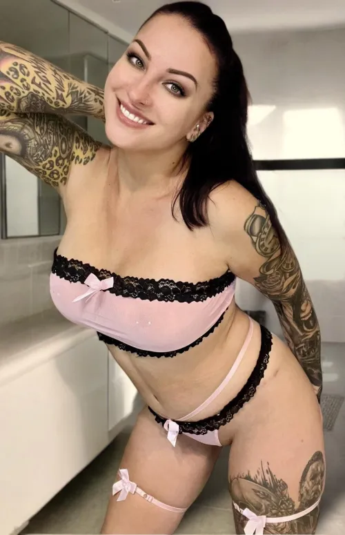 Thumbnail Explore the Alluring Profile of KinkyCurvyKatie on Instagram - KinkyCurvyKatie