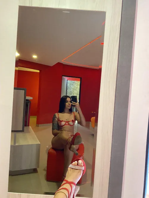 Thumbnail QueenOfWonders_Zoe Shares Venezuelan Passion - Latina Essence