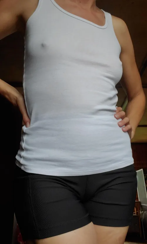 Thumbnail Explore the Love for White Tanks: Perfect Pokies Companion | popruzhinka