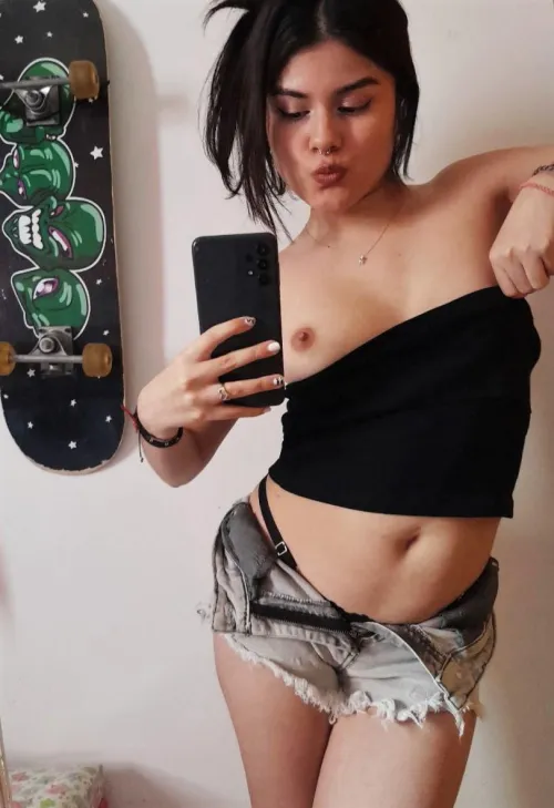 Thumbnail emmaxoxe's 18yo Cutie: Free Page Delights Await