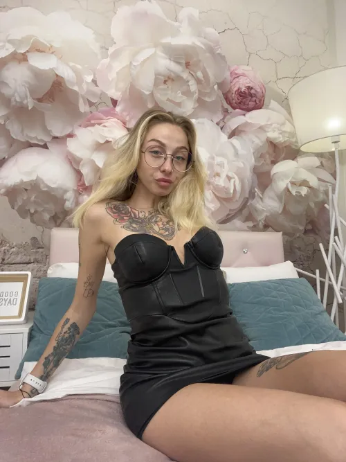 Thumbnail ShinyPorn Enthusiast? EmeryFinley's ‘What about Leather Dress’