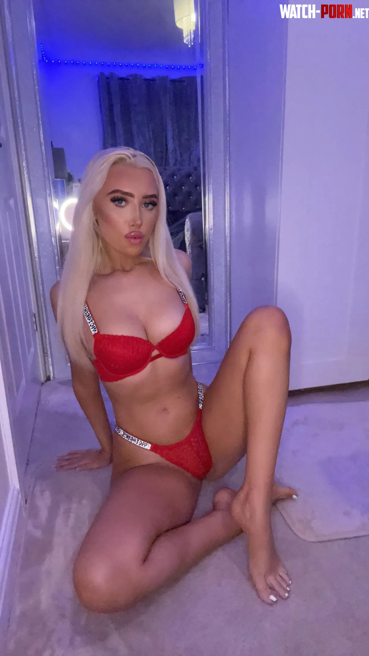 I look so sexy in red by slvttybby