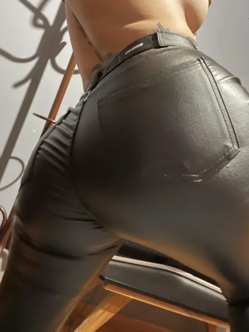 Thumbnail Ladies in Leather Flexibility: Acrobatics with Stretchy Attire