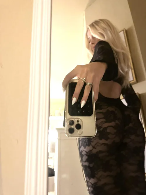 Thumbnail Alluring Presence: Piglet_claire321's Captivating MirrorSelfie