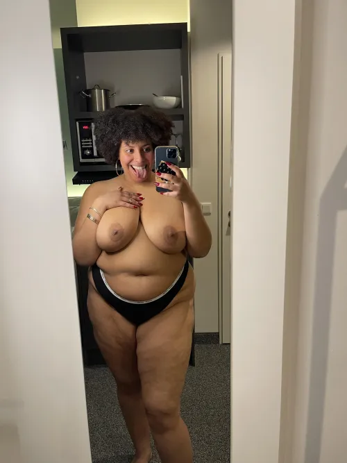 Thumbnail Proud Girlfriend Quest: Arabella_LE's Curvy Confession