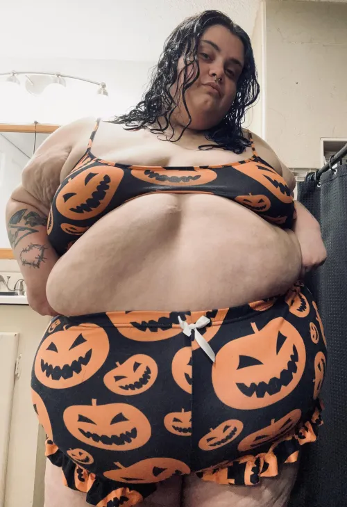 Thumbnail Big-Arm4810 Readies for Spooky Season in the BBW Category