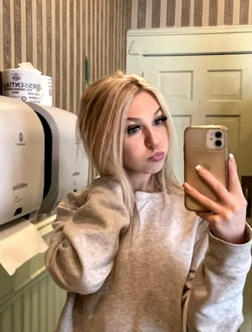 Thumbnail Blondes and Beauty: Dive into aslynnxhalex's MirrorSelfie