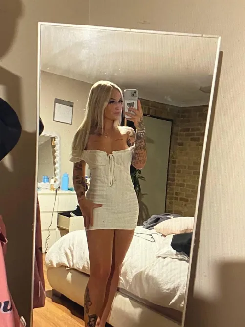 Thumbnail Sylvia's Lil Selfie Delight: KnappSylvia's Mirror Moment