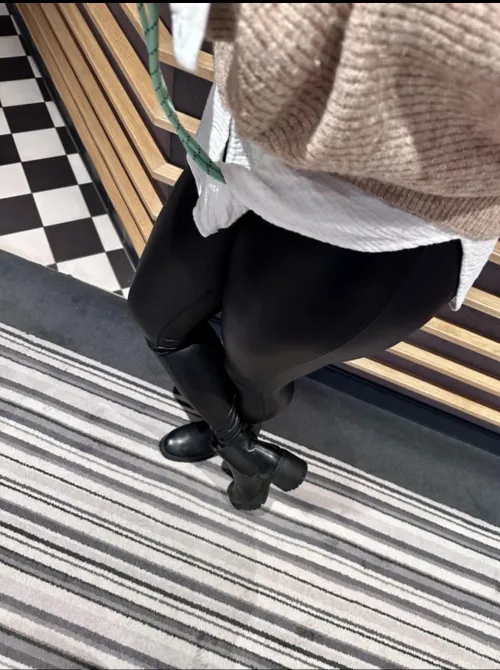 Thumbnail Ladies in Leather Style: Shiny Boots and Leggings Match