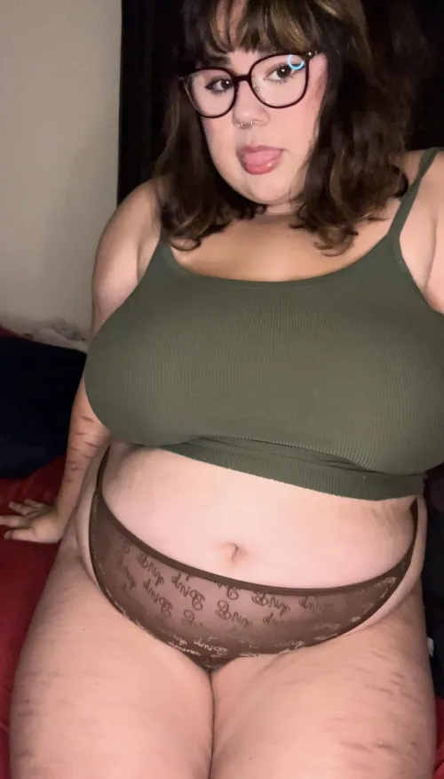 Thumbnail Real Curves: p0proxie_ Showcases Chubby Beauty