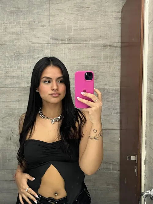 Thumbnail Cute Black Top Vibe: Stylish Croptopgirls' Fashion | Petra_Cheery