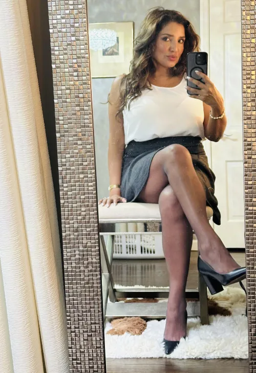 Thumbnail LatinaSeven7: Stealing the Spotlight with Office Elegance and Charisma