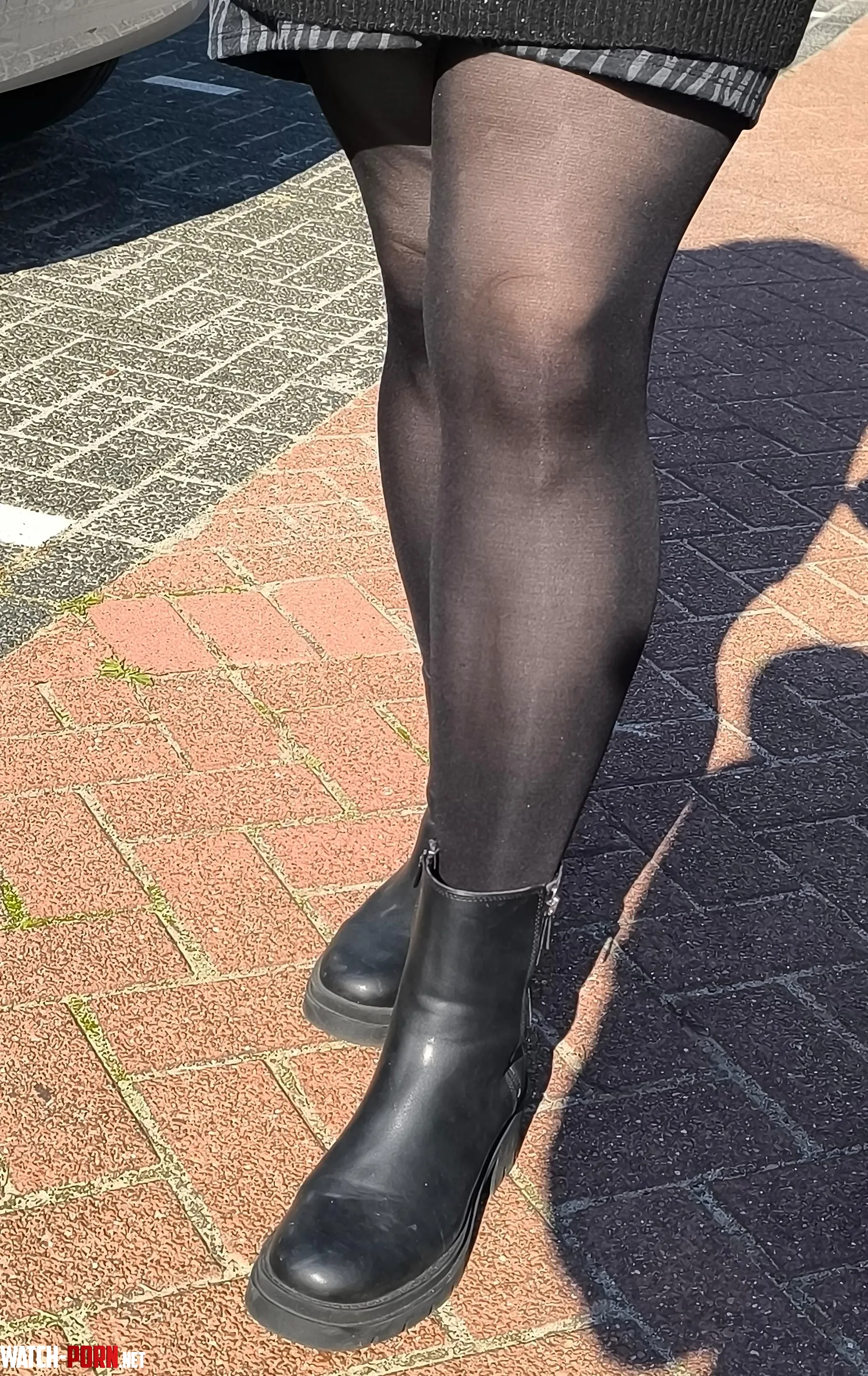 Love the shine on these pantyhose in the sun  by NL-funplaycouple