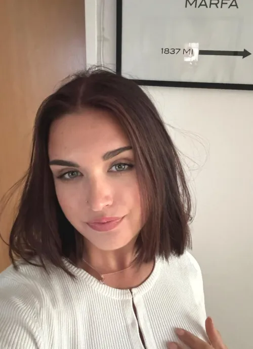 Thumbnail Attention-Grabbing Brunette - againstforemast's Allure