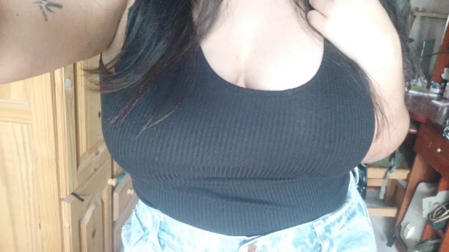 Thumbnail T-Shirt Chic: Braless Confidence Shines | Neleya2271